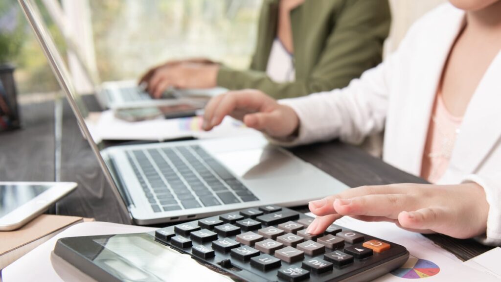 Get H&R Block Tax Software Deluxe + State 2024 for Windows/Mac for just $40