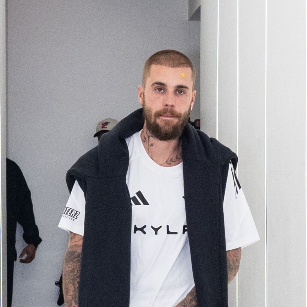 Justin Bieber No Beard at World Series 2025 With Hailey Bieber