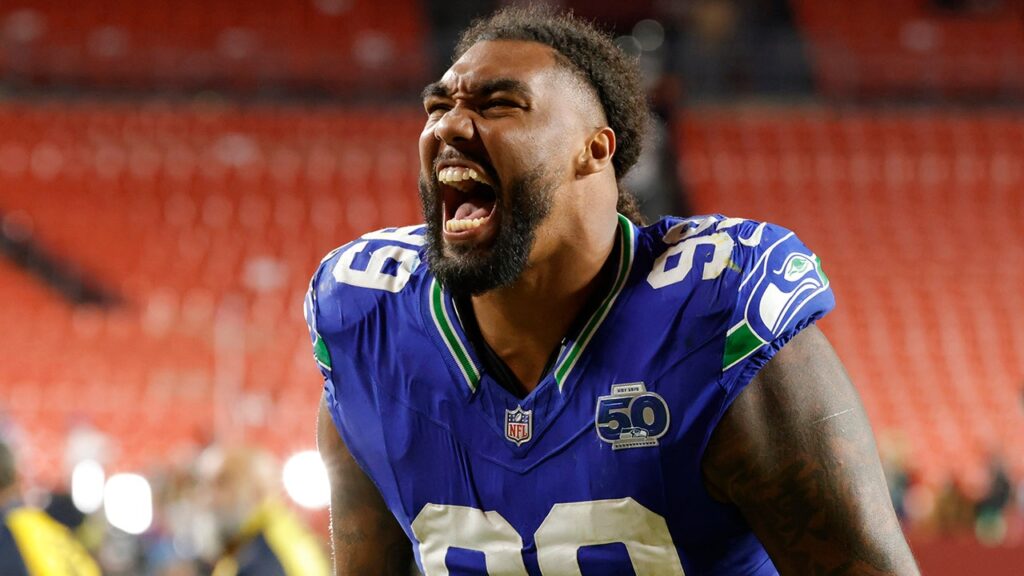 Seahawks’ Leonard Williams goes viral for tongue wag