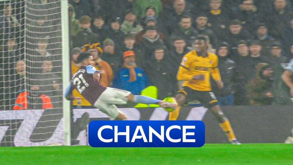 Sa stops Luiz's acrobatic effort to keep score level!