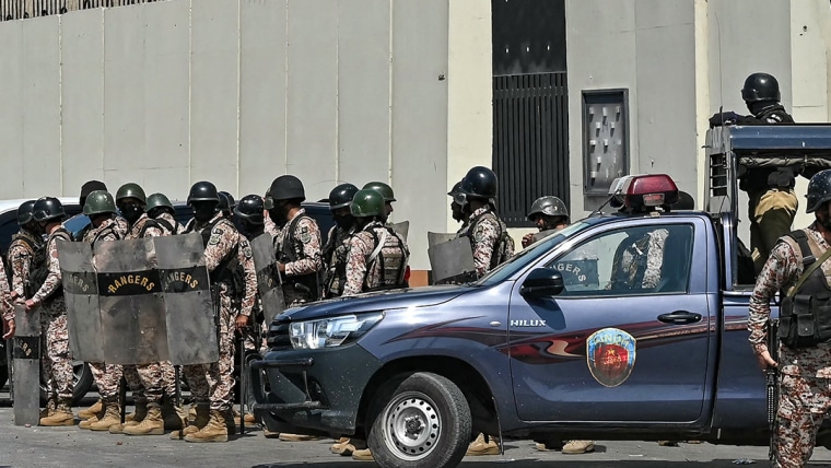 Protesters storm and batter U.S. consulate in Pakistan